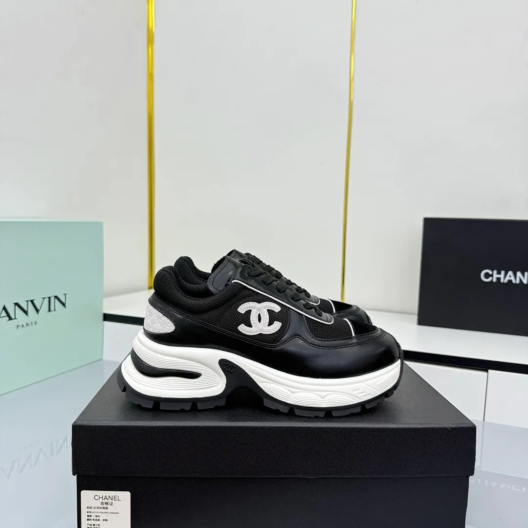 👟👟Ex-factory price 700👟👟 Chanel casual small leather shoes ~ original calfskin panda shoes Chanel 25C latest hot style panda black and white sports shoes casual sneakers small fragrance hot item classic black and white panda color coco girls must pay for it Fabric: original customized first-layer cowhide Inner: original imported breathable mesh lining Outsole: Original molded rubber + TPU combination Size: Women's 35-41